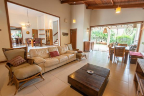 Casa Espaçosa com 3 Suites Condomínio Fechado